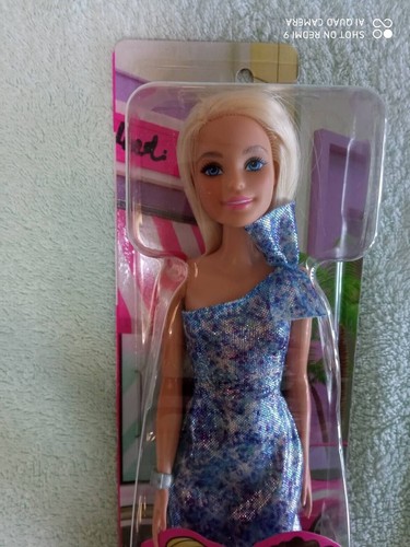 Barbie bionda vestito
